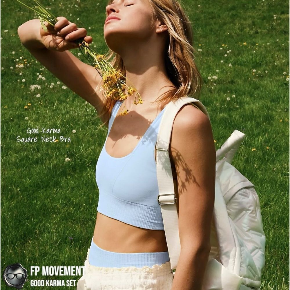 FP MOVEMENT GOOD KARMA SET: SQUARE NECK BRA + 7/8 HIGH-RISE LEGGINGS LIGHT BLUE - Picture 5 of 16